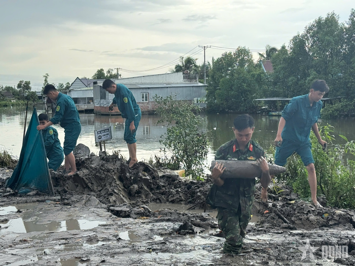  Ban CHQS xã Hưng Mỹ, tỉnh Cà Mau phối hợp với Ban Công Binh và chính quyền ấp Hoàng Lân tổ chức thu gom, xử lý an toàn 1 đầu đạn pháo 155mm còn sót lại sau chiến tranh. 