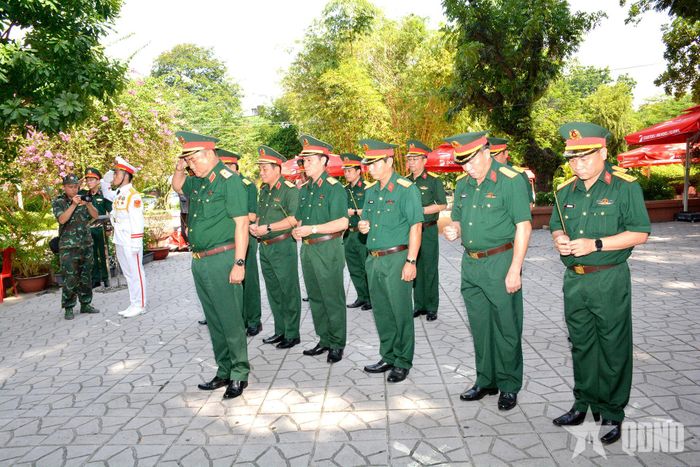 Đoàn đại biểu Quân khu 7 thành kính tưởng niệm Tổng Bí thư Trần Phú. 