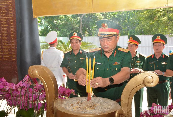  Trung tướng Lê Xuân Thế và đoàn đại biểu dâng hương tưởng niệm các anh hùng liệt sĩ.