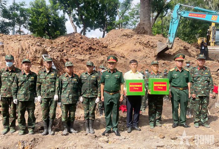 Đoàn đại biểu Quân khu 7 tặng quà cán bộ, chiến sĩ và các lực lượng trực tiếp thực hiện nhiệm vụ tìm kiếm, quy tập hài cốt liệt sĩ tại Công viên Lê Thị Riêng. 