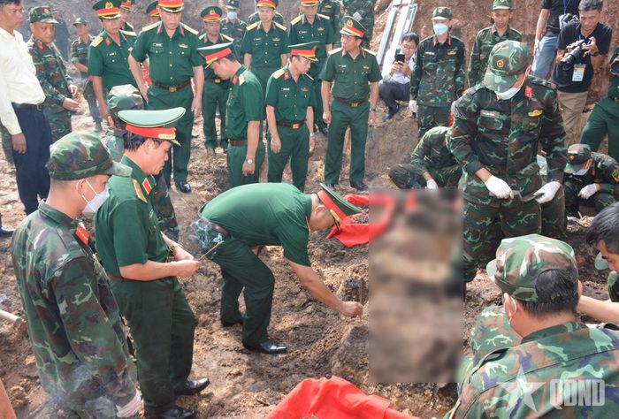  Trung tướng Lê Xuân Thế thắp hương tại khu vực tìm kiếm, quy tập hài cốt liệt sĩ. 