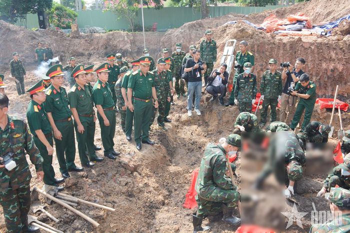 Đoàn đại biểu thăm, kiểm tra khu vực thực hiện nhiệm vụ tìm kiếm, quy tập hài cốt liệt sĩ ở Công viên Lê Thị Riêng. 