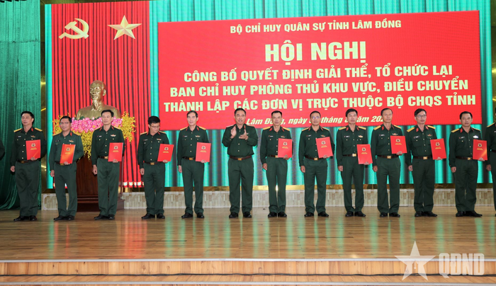  Trao quyết định điều động, bổ nhiệm cán bộ tại hội nghị.