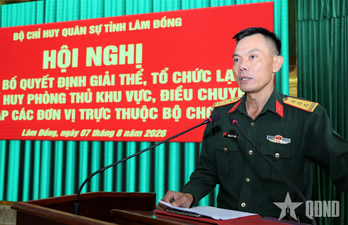  Thượng tá Phan Huy Hùng, Trung đoàn trưởng Trung đoàn 40, đơn vị mới thành lập, phát biểu tại hội nghị.