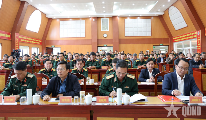  Lãnh đạo Quân khu 7, tỉnh Lâm Đồng và các đại biểu dự hội nghị.