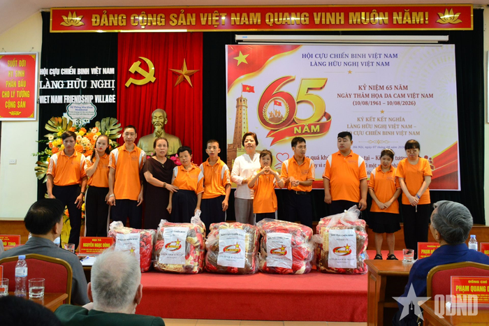  Các cơ quan, đơn vị, tổ chức, nhà hảo tâm trao quà tặng học sinh là nạn nhân chất độc da cam đang được chăm sóc tại Làng. 