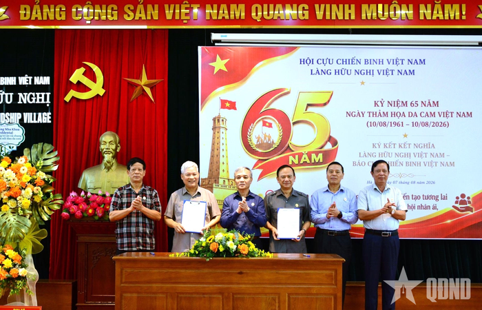 Lễ ký kết kết nghĩa giữa Báo CCB Việt Nam và Làng Hữu nghị Việt Nam. 