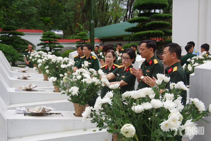 Các đại biểu và học viên lớp tập huấn dâng hoa, dâng hương tại Khu di tích lịch sử Ngã ba Đồng Lộc. 