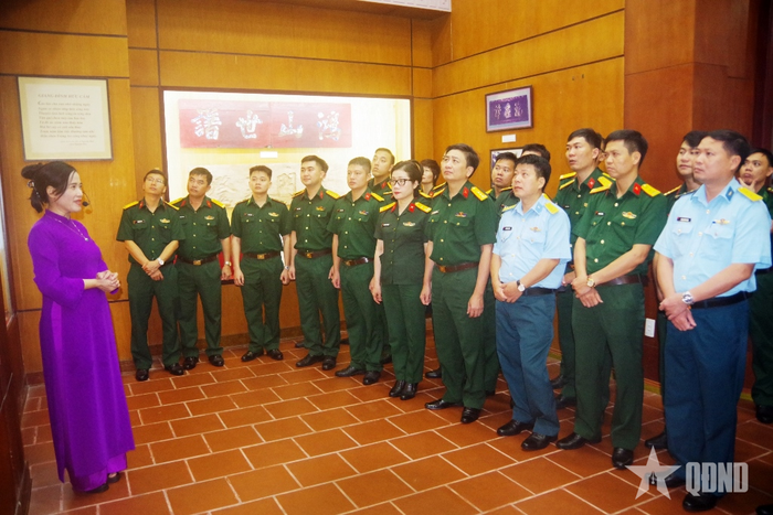 Các đại biểu và học viên tham quan Khu lưu niệm Đại thi hào Nguyễn Du. 