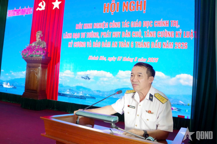 Đại tá Nguyễn Hồng Chinh, Chính ủy Trung tâm Huấn luyện Vùng 4 Hải quân phát biểu kết luận hội nghị.