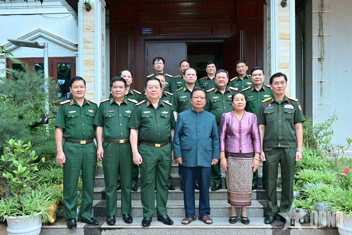  Đại tướng Nguyễn Trọng Nghĩa cùng đoàn cán bộ chính trị cấp cao QĐND Việt Nam thăm Đại tướng Chansamone Chanyalath.