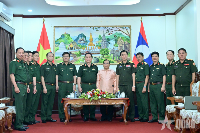  Đại tướng Nguyễn Trọng Nghĩa cùng đoàn cán bộ chính trị cấp cao QĐND Việt Nam thăm Thượng tướng Sengnouane Xayalath.