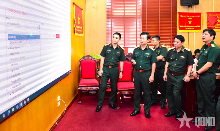  Thượng tướng Đỗ Xuân Tụng kiểm tra thực tế việc vận hành các phần mềm dùng chung trong toàn quân do Tổng cục Chính trị quản lý.