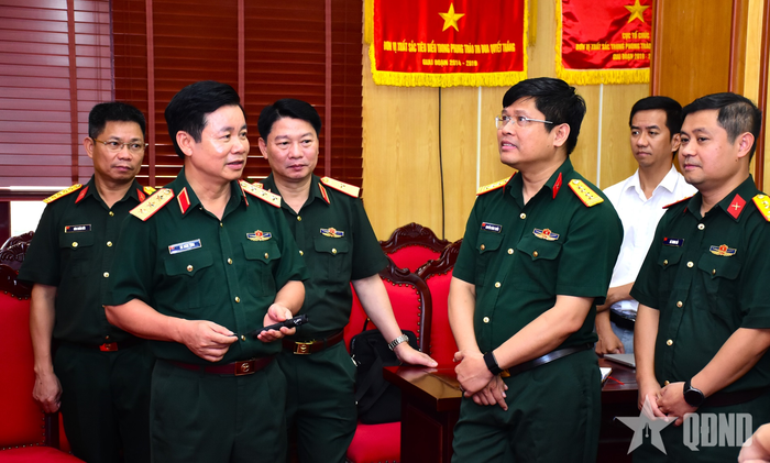Thượng tướng Đỗ Xuân Tụng trao đổi cùng cán bộ các cơ quan. 
