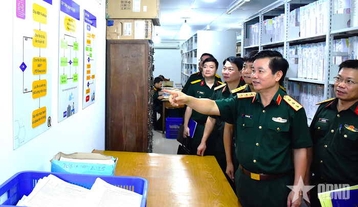 Thượng tướng Đỗ Xuân Tụng kiểm tra quy trình công tác số hóa, bóc tách dữ liệu.