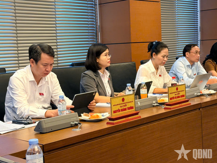 Các đại biểu Quốc hội tại phiên họp sáng 7-8. 