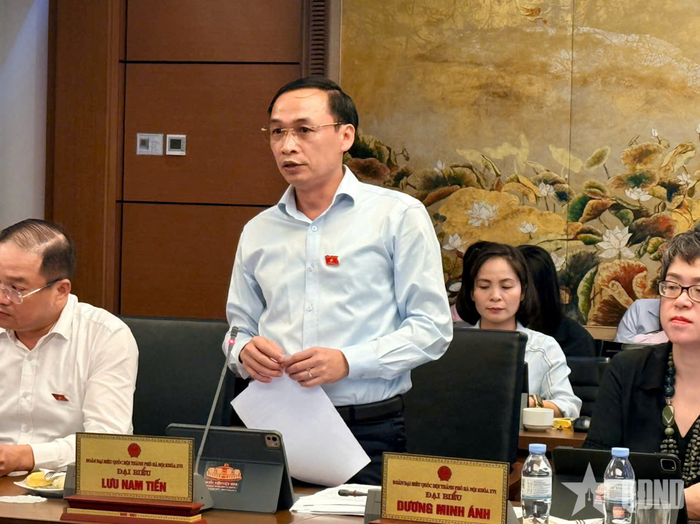 Đại biểu Quốc hội Lưu Nam Tiến phát biểu tại phiên họp tổ. 
