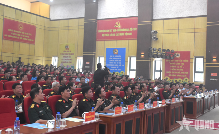 Thượng tướng Lê Quang Minh và các đại biểu dự bế mạc hội thi.