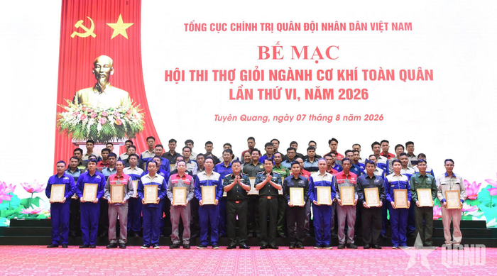 Ban tổ chức trao danh hiệu Bàn tay vàng tặng các thí sinh