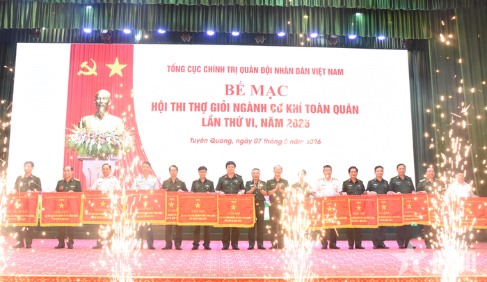 Thượng tướng Lê Quang Minh trao Cờ của Chủ nhiệm Tổng cục Chính trị tặng các tập thể đạt thành tích cao tại hội thi.