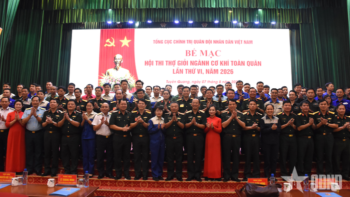 Thượng tướng Lê Quang Minh và các đại biểu chụp ảnh lưu niệm cùng các thí sinh tham gia Hội thi thợ giỏi ngành cơ khí toàn quân lần thứ VI, năm 2026.