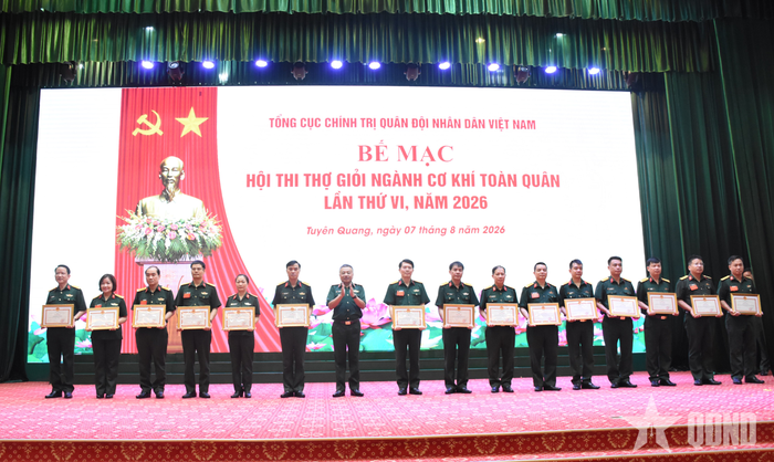 Thượng tướng Lê Quang Minh trao Bằng khen của Chủ nhiệm Tổng cục Chính trị tặng các tập thể, cá nhân có thành tích xuất sắc trong tổ chức, phục vụ hội thi.
