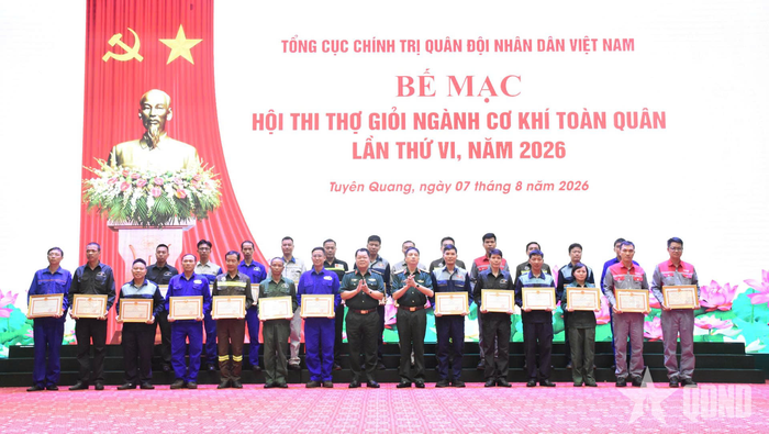 Ban tổ chức trao Bằng khen tặng các thí sinh đoạt giải Khuyến khích