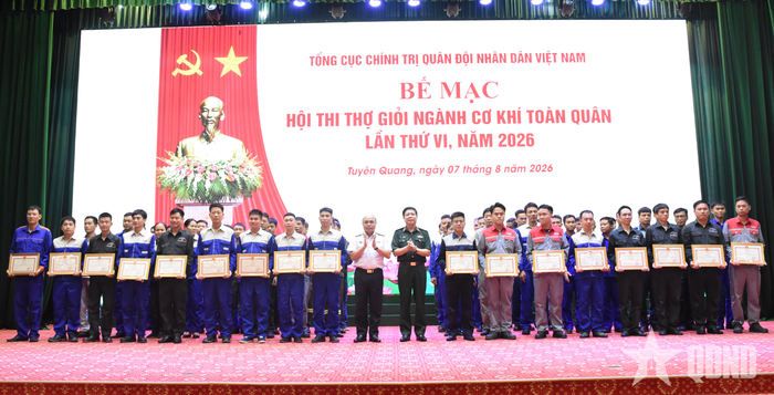 Ban tổ chức trao Bằng khen tặng các thí sinh đoạt giải nhất, nhì, ba.
