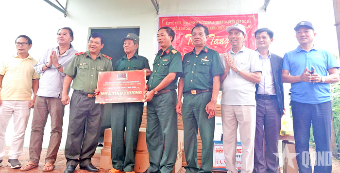 Lãnh đạo Lữ đoàn Công binh 280; đại diện Ban tổ chức giải, cấp ủy, chính quyền địa phương trao bảng tượng trưng hỗ trợ xây dựng nhà tặng cựu chiến binh. 