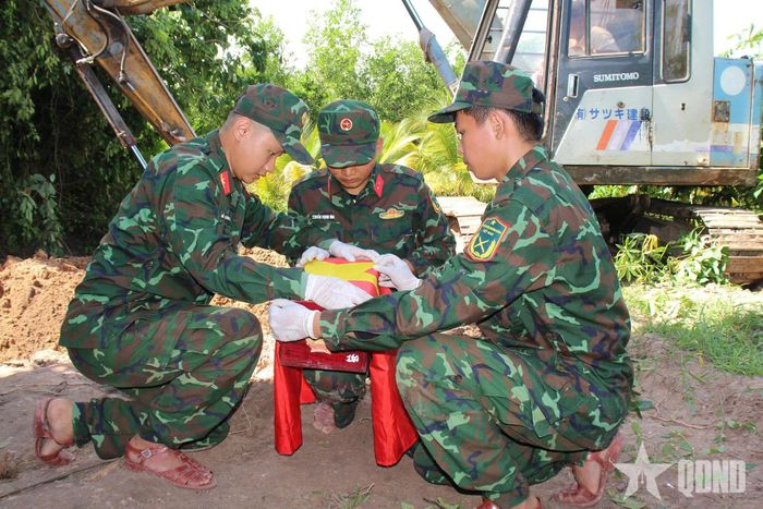 Tiến hành bọc, bảo quản hài cốt liệt sĩ theo đúng quy trình. 