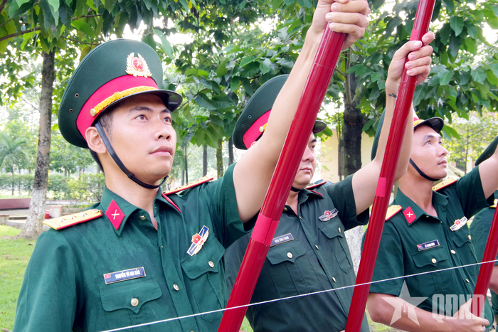 Khối cờ luyện tập động tác nâng, giữ và di chuyển cờ bảo đảm thống nhất, trang nghiêm. 