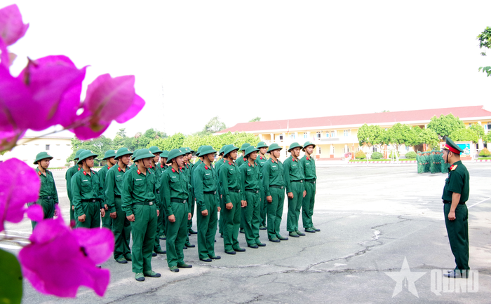 Cán bộ quán triệt, phổ biến nội dung và yêu cầu luyện tập cho bộ đội. 
