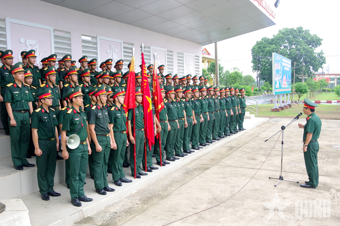 Chỉ huy Bộ Tham mưu Quân khu 7 thăm, động viên cán bộ, chiến sĩ tham gia Chương trình nghệ thuật “Tổ quốc trong tim”. 