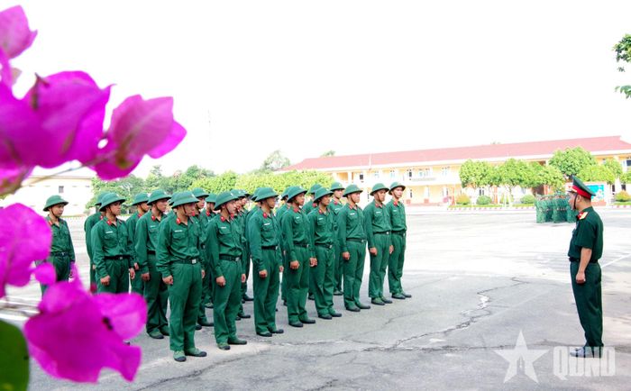 Cán bộ quán triệt, phổ biến nội dung và yêu cầu luyện tập cho bộ đội.