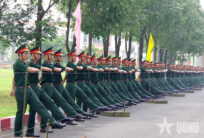 Bài tập "ke chân" nhằm định hình chuẩn xác góc độ, độ cao, cự ly của bước chân khi diễu binh, diễu duyệt.
