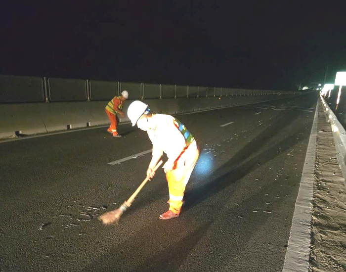Lực lượng quản lý vận hành tuyến đường thu gom vật sắc nhọn rơi trên cao tốc.