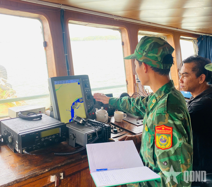 Lực lượng của Hải đoàn Biên phòng 18 kiểm tra phương tiện.