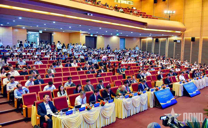 Đại biểu dự phiên họp. 