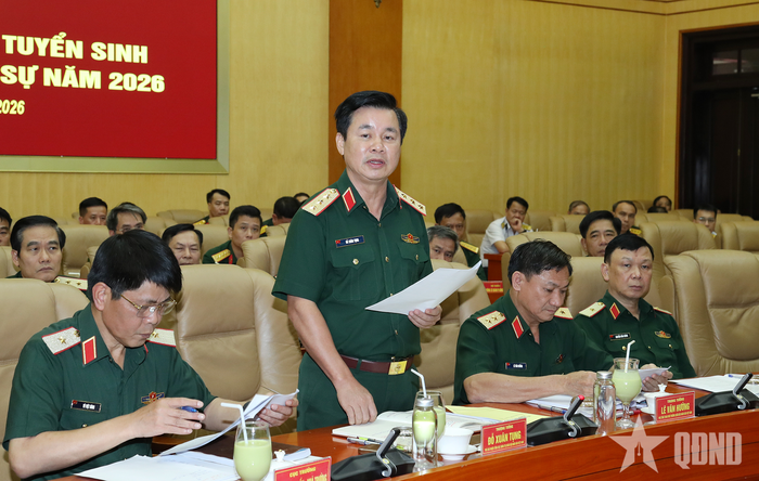Thượng tướng Đỗ Xuân Tụng, Ủy viên Trung ương Đảng, Phó chủ nhiệm Tổng cục Chính trị, Phó trưởng ban Tuyển sinh quân sự Bộ Quốc phòng phát biểu tại hội nghị. 