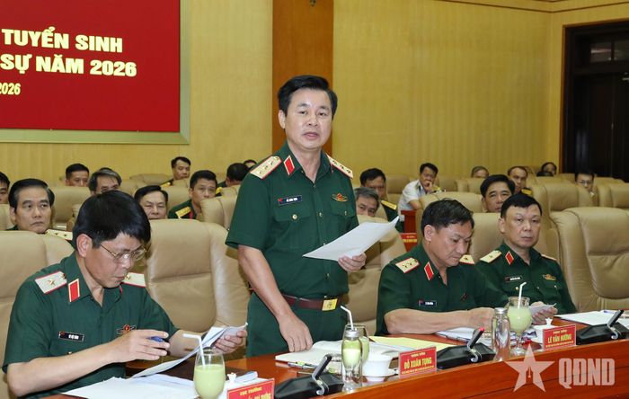Thượng tướng Đỗ Xuân Tụng, Ủy viên Trung ương Đảng, Phó chủ nhiệm Tổng cục Chính trị, Phó trưởng ban Tuyển sinh quân sự Bộ Quốc phòng phát biểu tại hội nghị. 