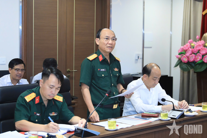  Đại tá Đoàn Chí Thắng, Phó chủ nhiệm Chính trị Bộ tư lệnh Thủ đô Hà Nội phát biểu tại hội nghị. Ảnh: QUANG THÁI 
