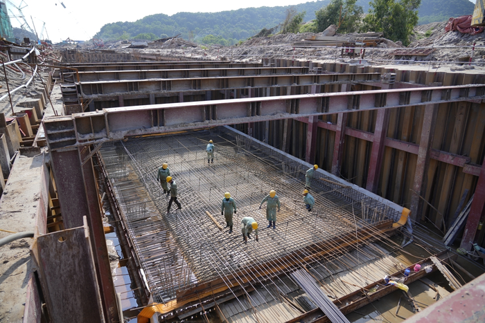 Phần hầm đang được các đơn vị khẩn trương thi công.