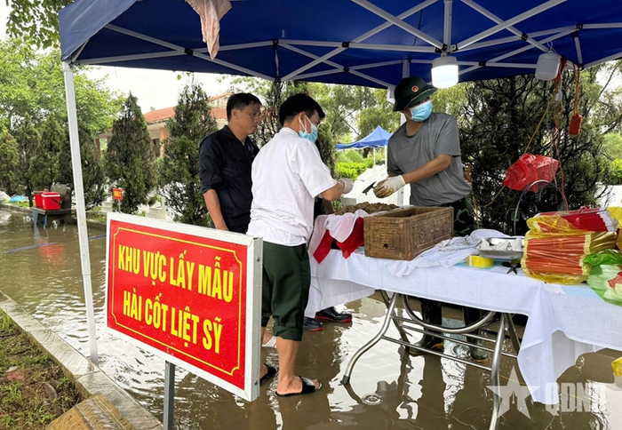 Đến chiều 7-8, lực lượng chức năng tỉnh Thanh Hóa đã lấy mẫu sinh phẩm được hơn 100 hài cốt liệt sĩ tại Nghĩa trang Liệt sĩ Hàm Rồng. 