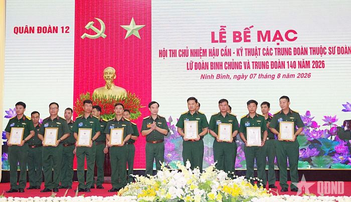 Thủ trưởng Quân đoàn 12 trao Giấy chứng nhận chủ nhiệm hậu cần - kỹ thuật giỏi tặng các cá nhân đạt thành tích cao trong hội thi. 