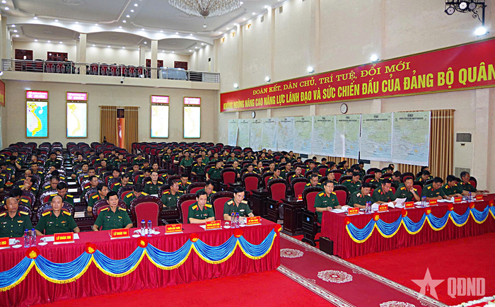  Các đại biểu dự buổi lễ.