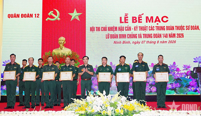 Thủ trưởng Quân đoàn 12 tặng Bằng khen các tập thể đạt thành tích cao trong hội thi. 