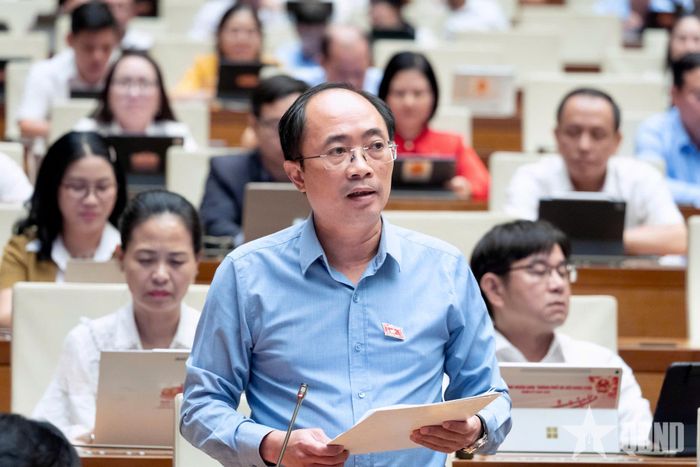 Đại biểu Lê Nhật Thành (Đoàn Hà Nội) phát biểu tại phiên họp.