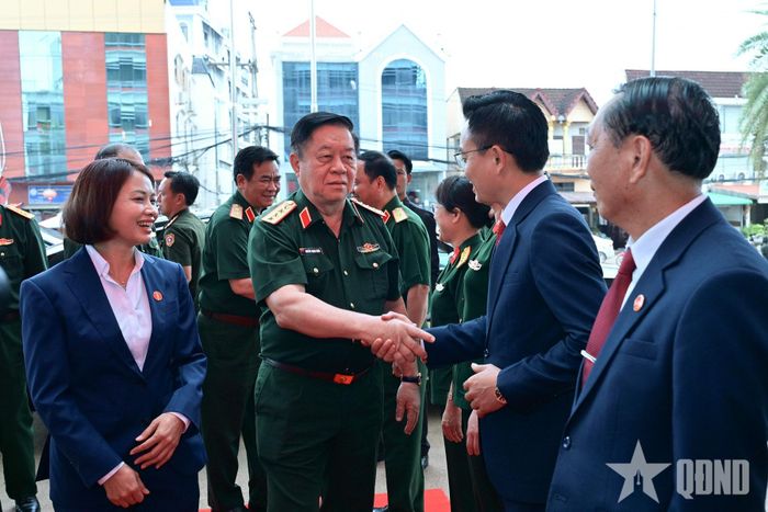 Lãnh đạo Công ty Star Telecom đón Đại tướng Nguyễn Trọng Nghĩa và đoàn đại biểu cán bộ chính trị cấp cao QĐND Việt Nam.