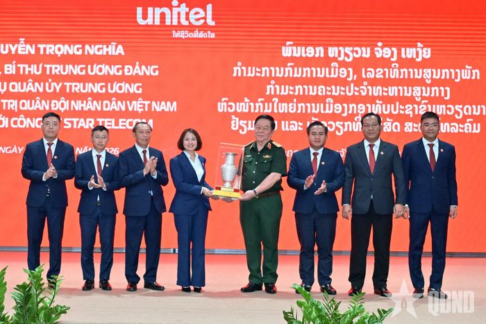 Đại tướng Nguyễn Trọng Nghĩa và lãnh đạo Công ty Star Telecom trao tặng quà lưu niệm.