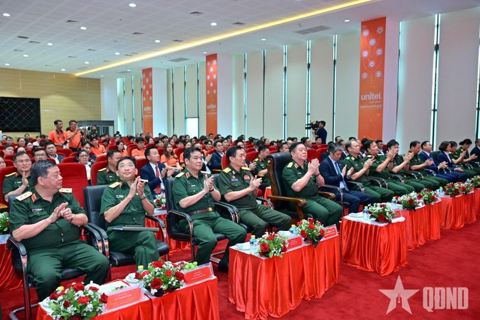 Các đại biểu dự buổi làm việc.